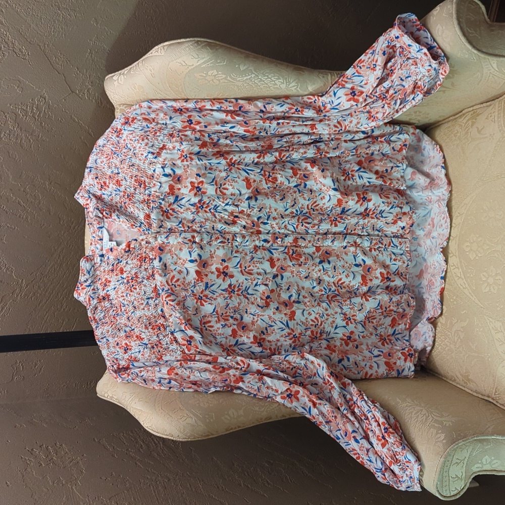 XL Lots of Details! Watercolor red, white, blue, pink floral loose fit buttons